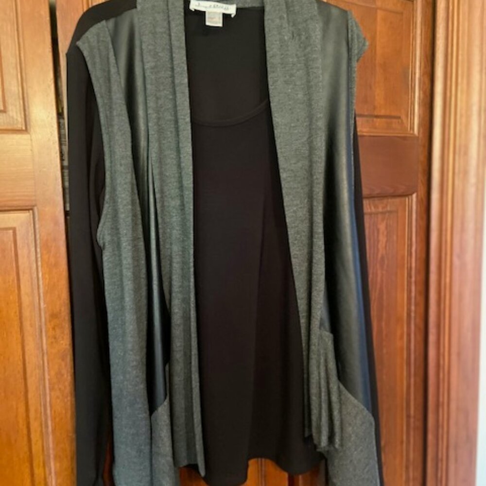 Women's Joseph Ribkoff top - size 8.